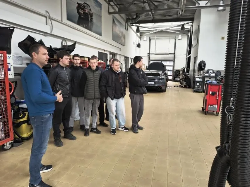 Виїзна навчальна екскурсія до автосалону «Порше Центр Дніпро»